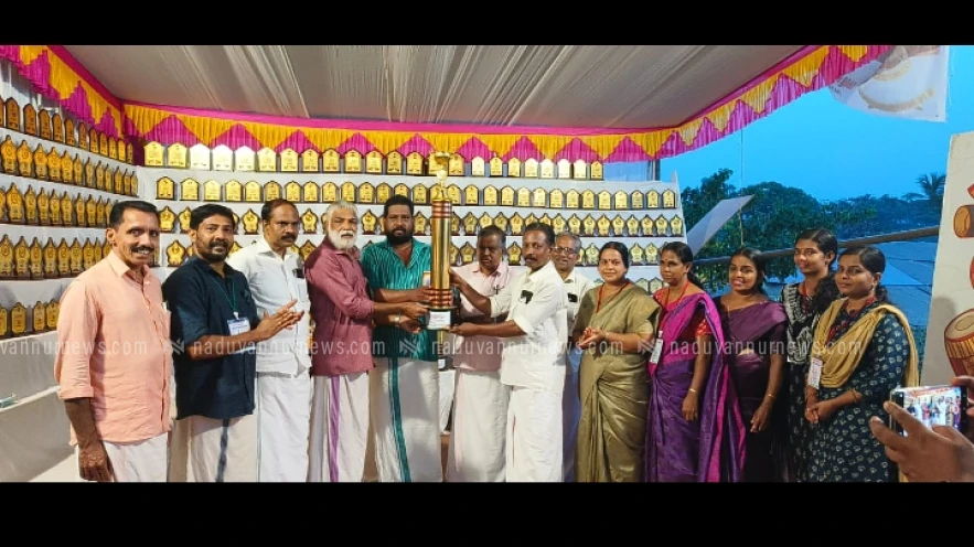  കോഴിക്കോട് ജില്ലാ കലോത്സവം; സ്കൂളുകൾക്കുള്ള ട്രോഫികൾ കൈമാറി