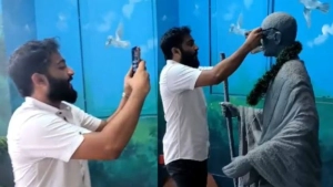 
                        എസ്എഫ്ഐ നേതാവ് ഗാന്ധി പ്രതിമയിൽ കറുത്ത കണ്ണട ധരിപ്പിച്ചു; പരാതിയുമായി കെഎസ്‌യു