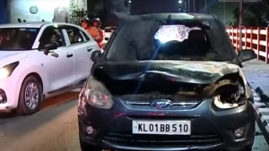 
                        സിഎച്ച് ഓവര്‍ ബ്രിഡ്ജില്‍ ഓടിക്കൊണ്ടിരുന്ന കാറിന് തീപ്പിടിച്ചു