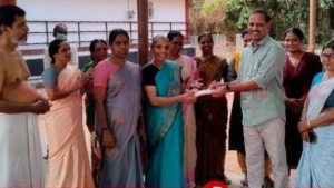 
                        പെരുമാൾപുരം ശിവക്ഷേത്ര സേവിക സമിതി ചുറ്റമ്പല നിർമ്മാണ ഫണ്ട് കൈമാറി