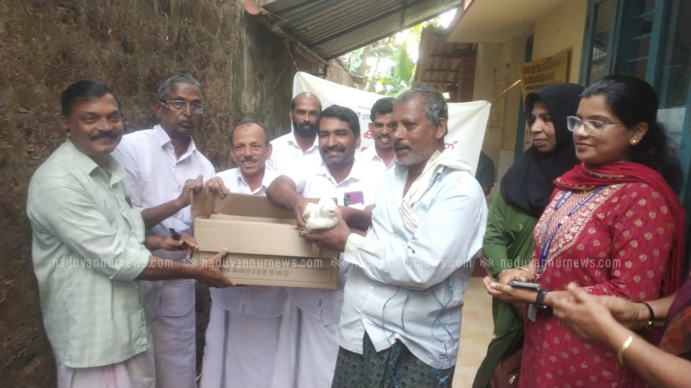 മാവൂരിൽ ഭിന്നശേഷി കുടുംബങ്ങൾക്ക് കോഴിക്കുഞ്ഞ് വിതരണം