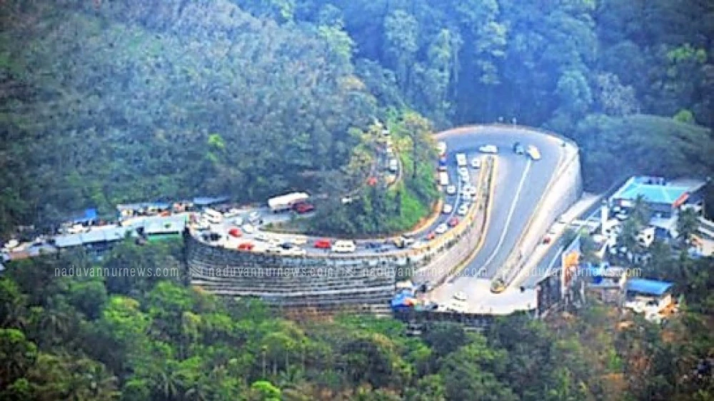  താമരശ്ശേരി ചുരത്തിൽ കുരുങ്ങുന്ന വാഹനങ്ങൾ ഒഴിവാക്കാൻ സ്ഥിരം ക്രൈൻ സംവിധാനം ഏർപ്പെടുത്തും