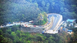 
                        താമരശ്ശേരി ചുരത്തിൽ കുരുങ്ങുന്ന വാഹനങ്ങൾ ഒഴിവാക്കാൻ സ്ഥിരം ക്രൈൻ സംവിധാനം ഏർപ്പെടുത്തും