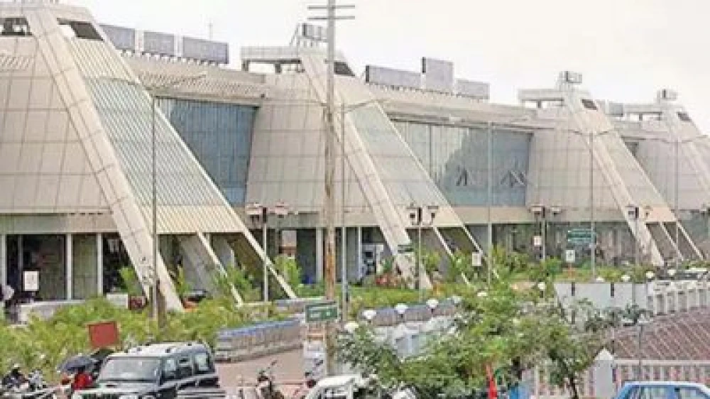 കരിപ്പൂരിൽ റണ്‍വേ ബലപ്പെടുത്തല്‍ ;ആറ് മാസത്തേക്ക് സര്‍വീസുകള്‍ പുനക്രമീകരിക്കാന്‍ തീരുമാനം