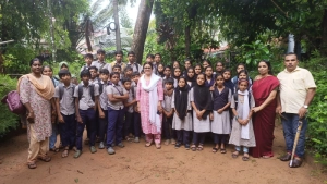 
                        ബഷീർ ദിനത്തിൽ ബഷീറിന്റെ വസതി സന്ദർശിച്ച് പനങ്ങാട് സൗത്ത് എ.യു.പി. സ്കൂൾ വിദ്യാർഥികൾ