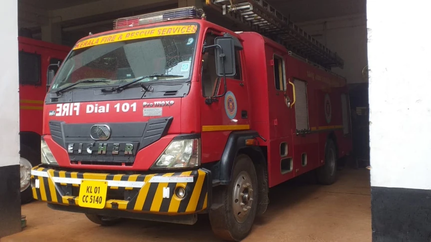  മഠത്തിൽ മുക്കിൽ ഇലക്ട്രിക് ലൈനിന് മുകളിൽ മരം വീണ് ഗതാഗത തടസ്സം നേരിട്ടു