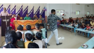 
                        കളിചിരിയാൽ അവരെഴുതി 