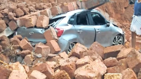 കുറ്റ്യാടിയിൽ സ്കൂൾ ചുറ്റുമതിൽ ഇടിഞ്ഞ് കാറിന് മുകളിൽ പതിച്ചു 