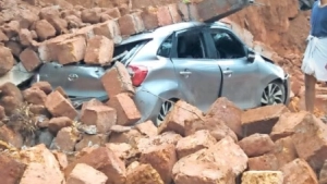 
                        കുറ്റ്യാടിയിൽ സ്കൂൾ ചുറ്റുമതിൽ ഇടിഞ്ഞ് കാറിന് മുകളിൽ പതിച്ചു 