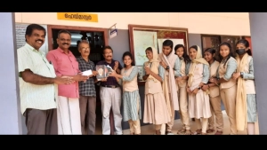 
                        കഥാകൃത്ത് ഇബ്രാഹിം തിക്കോടിയുടെ വക പയ്യോളി ടി.എസ്.ജി.വി.എച്ച്.എസ്.എസിന് പുസ്തകങ്ങൾ