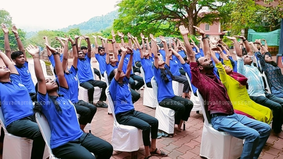 അന്താരാഷ്ട യോഗദിനത്തിൽ ചെയർ യോഗയുമായി പാലോറ ഹയർ സെക്കൻ്ററി സ്കൂൾ