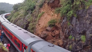 
                        യശ്വന്ത്പൂർ എക്സ്പ്രസ് രണ്ടര മണിക്കൂർ നിർത്തിയിട്ട് ലോക്കോ പൈലറ്റ് ഇറങ്ങിപ്പോയി