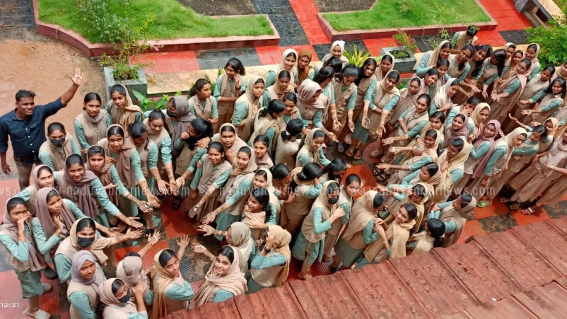  മൈലാഞ്ചിക്കൈകൊട്ടിയും ഇശൽ പാടിയും പയ്യോളി ഹൈസ്കൂളിൽ മെഹന്തി ഫെസ്റ്റ്