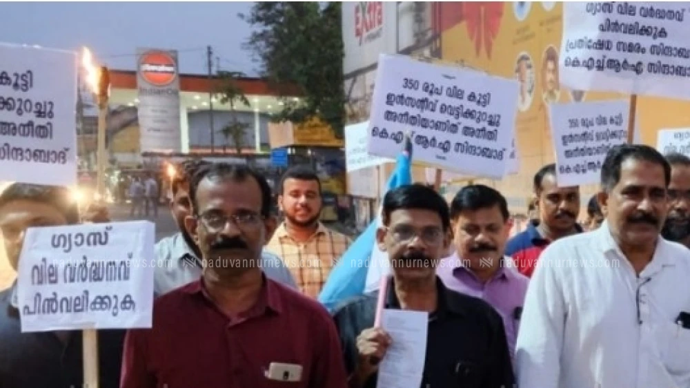  പാചക വാതക വില വർദ്ധനവിനെതിരെ കൊയിലാണ്ടിയിൽ പ്രതിഷേധ പ്രകടനം