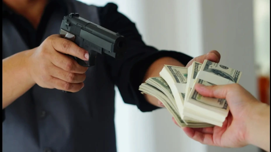 വീട് കുത്തിതുറന്ന് മോഷണം;20 പ​വ​നും ര​ണ്ടു ല​ക്ഷം രൂ​പ​യും ക​വ​ർ​ന്നു