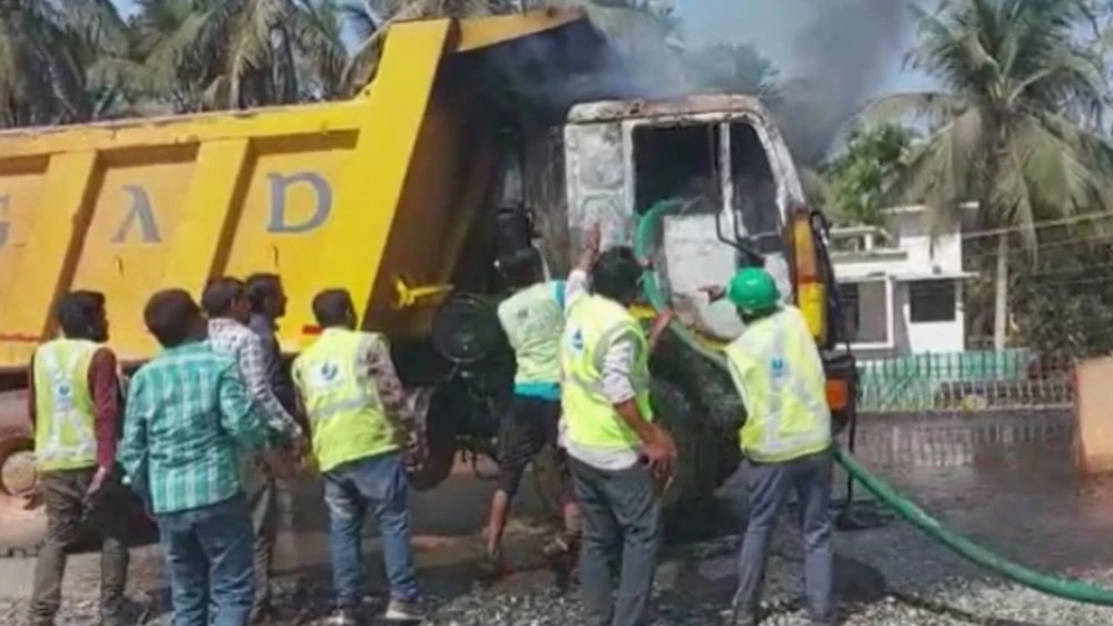 ഇരിങ്ങലിൽ ഓടിക്കൊണ്ടിരുന്ന ലോറിക്ക് തീ പിടിച്ചു