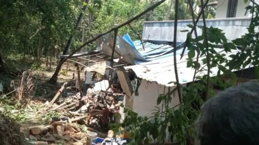 പാലക്കാട് വീടിനുള്ളിലുണ്ടായ  സ്ഫോടനത്തിൽ ഒരാൾ മരിച്ചു; മരിച്ചയാളെ തിരിച്ചറിഞ്ഞില്ല