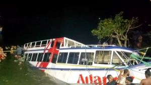 
                        താനൂര്‍ അപകടം: ബോട്ടുടമയ്‌ക്കെതിരെ നരഹത്യയ്ക്ക് കേസ്, പ്രതി  ഒളിവിലെന്ന് പൊലീസ്