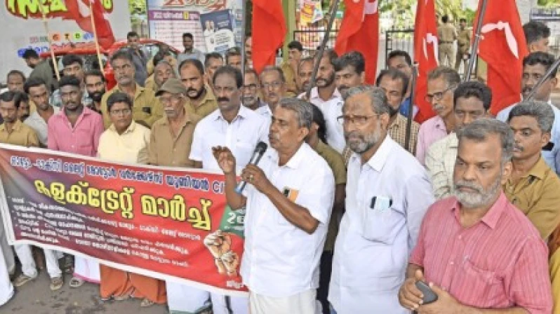 ഓട്ടോ-ടാക്സി ലൈറ്റ് മോട്ടോർ വർക്കേഴ്സ്‌ യൂണിയൻ കളക്ടറേറ്റ് മാർച്ച്‌