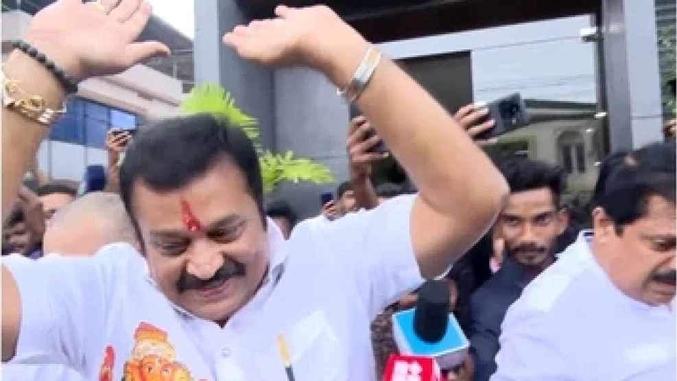 ' നോ ബോഡി ടച്ചിങ്ങ് പ്ലീസ് ...' ; മാധ്യമ പ്രവർത്തകരെ പരിഹസിച്ച് സുരേഷ്  ഗോപി