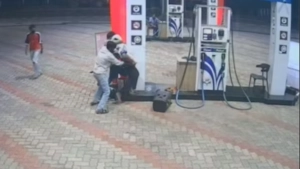 
                        ഓമശ്ശേരിയിൽ ആടുതോമ സ്റ്റൈലിൽ മുളകുപൊടി എറിഞ്ഞ് മോഷണം