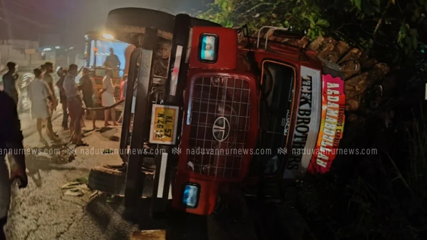 താമരശേരിയിൽ അമിത ഭാരം കയറ്റി വന്ന ലോറി മറിഞ്ഞ്  അപകടം