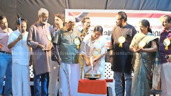 കേരള സംഗീത നാടക അക്കാദമി പൂക്കാട് കലാലയത്തിൽ നടത്തുന്ന അമേച്വർ നാടകോത്സവത്തിന് തുടക്കം