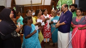 
                        15,000 കുടുംബങ്ങൾക്കുളള പുതിയ എഎവൈ കാർഡുകളുടെ വിതരണം ആരംഭിച്ചു