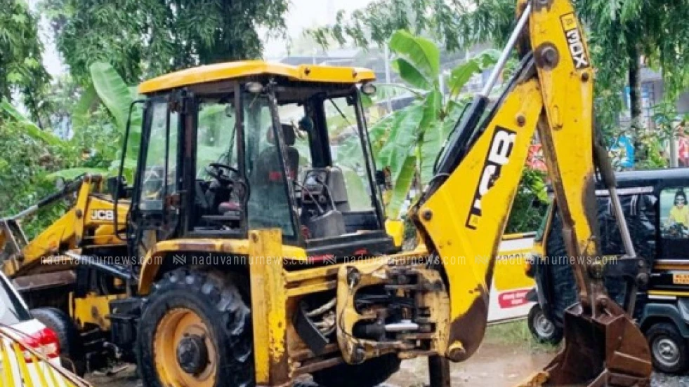 സ്റ്റേഷൻ മുറ്റത്തുനിന്ന് മണ്ണുമാന്തി യന്ത്രം കടത്തിക്കൊണ്ടുപോയസംഭവം ; പ്രതികളെ പോലീസ് അറസ്റ്റ് ചെയ്തു