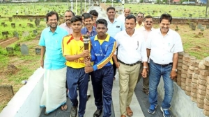 
                        ജില്ലാ സ്കൂൾ കായികമേളയുടെ ദീപശിഖ പ്രയാണം ഒളിമ്പ്യൻ റഹ്മാന്റെ സ്മൃതികുടീരത്തിൽ നിന്ന്‌ ആരംഭിച്ചു