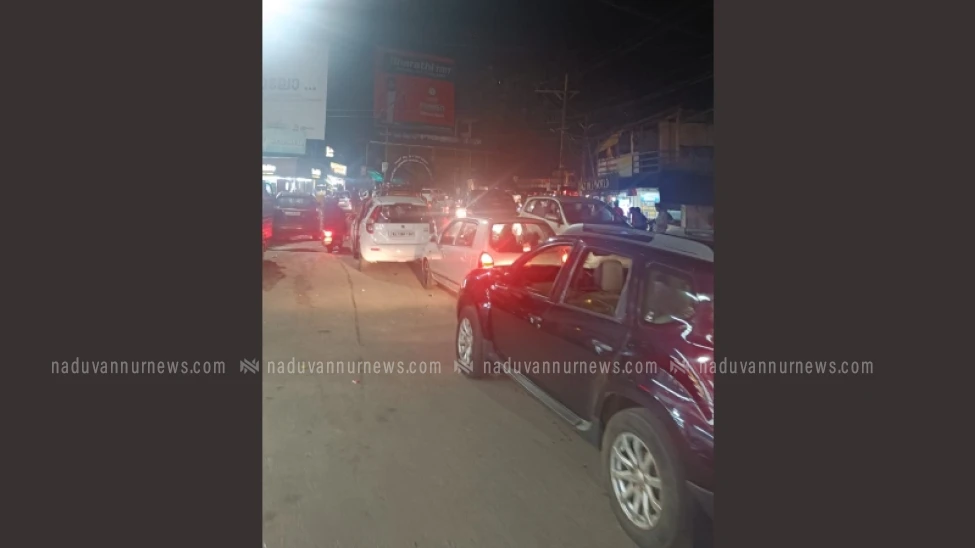 താമരശ്ശേരി ചുരത്തിൽ വൻ ഗതാഗതക്കുരുക്ക്;മണിക്കൂറുകളായി യാത്രക്കാര്‍  പെരുവഴിയില്‍