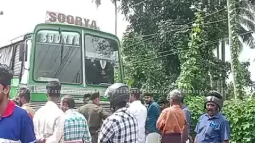  തിരുവനന്തപുരത്ത് സ്വകാര്യ ബസ് ഡ്രൈവർ ബസ്സിനുള്ളിൽ തൂങ്ങിമരിച്ച നിലയിൽ