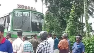 
                        തിരുവനന്തപുരത്ത് സ്വകാര്യ ബസ് ഡ്രൈവർ ബസ്സിനുള്ളിൽ തൂങ്ങിമരിച്ച നിലയിൽ