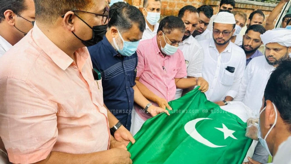 പേരാമ്പ്ര പൗരാവലി നിറകണ്ണുകളോടെ മുനീബിന്  വിട നില്‍കി