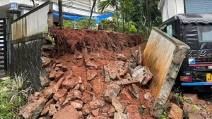 
                        കൊടുവള്ളിയിൽ അയൽവാസിയുടെ ചുറ്റുമതിൽ ഇടിഞ്ഞുവീണ് 9 കാരിക്ക് പരിക്ക്