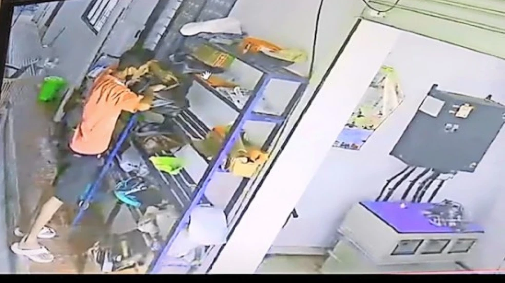 പെട്രോൾ പമ്പ് ജീവനക്കാരിയുടെ ബാഗിൽ നിന്ന് സ്വർണവും പണവും മോഷ്ടിച്ചു