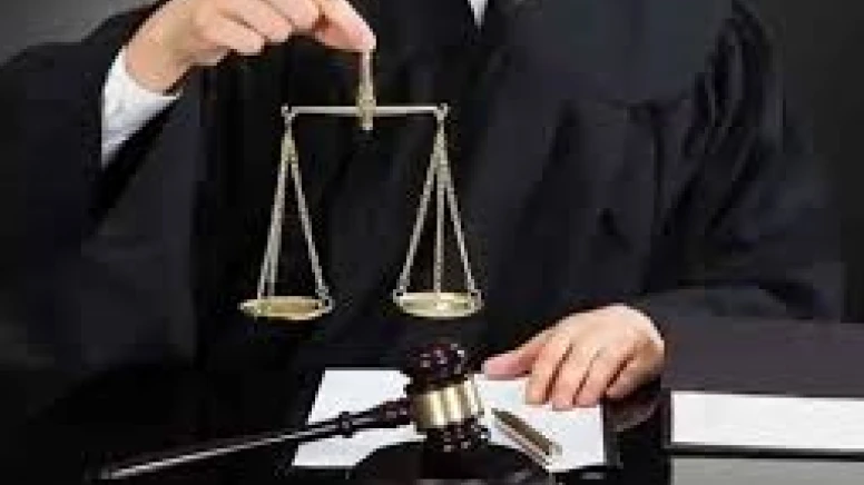  അഭിഭാഷകർക്ക് ആശ്വാസം; കനത്ത ചൂടിൽ കറുത്ത ഗൗൺ ഒഴിവാക്കി ഹൈക്കോടതി