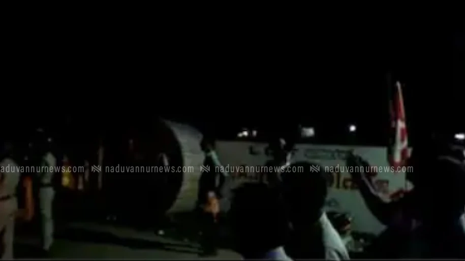 യുഡിഎഫിന്റെ നാടക വേദിയിലേക്ക് സിപിഎം പ്രവർത്തകർ ഇരച്ചു കയറിയതായി പരാതി