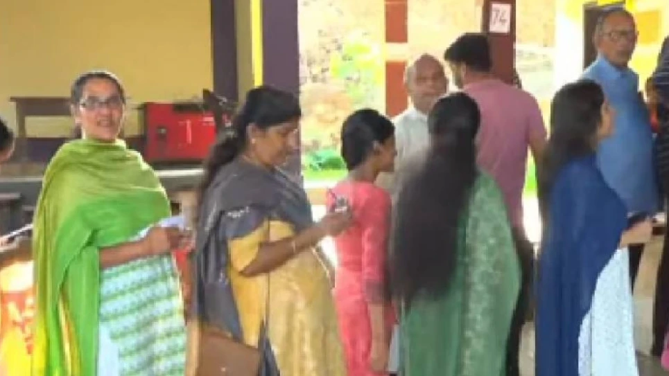  വോട്ടെടുപ്പിനിടെ കുഴഞ്ഞുവീണ് ആറ് മരണം