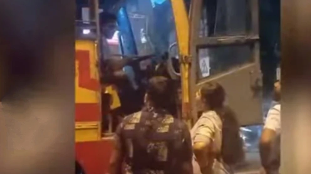  കെഎസ്ആർടിസി ബസ് സൈഡ് കൊടുത്തില്ല:മേയറും ഡ്രൈവറും തമ്മിൽ നടുറോഡിൽ വാക്‌പോര്