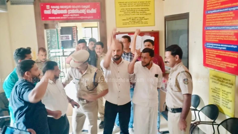 കുറ്റ്യാടി -കോഴിക്കോട് റൂട്ടിലെ ബസ് പണി മുടക്ക്: യൂത്ത് ലീഗ് RTO ഓഫീസ് ഉപരോധിച്ചു.