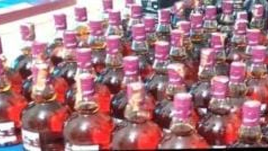 കാറിൽ കടത്തുകയായിരുന്ന 73.5 ലിറ്റർ മദ്യം എക്സൈസ് സംഘം പിടികൂടി