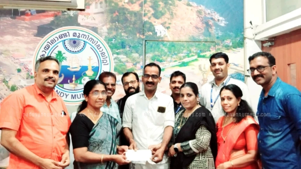 മുചുകുന്ന് കോളേജ് പൂർവ്വ വിദ്യാർത്ഥി കൂട്ടായ്മ ദുരിതാശ്വാസ നിധിയിലേക്ക് സമാഹരിച്ച തുക കൈമാറി