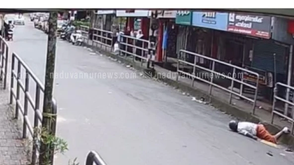  എളേറ്റിൽ വട്ടോളിയിൽ ബൈക്ക് നിയന്ത്രണം വിട്ട് അപകടം.