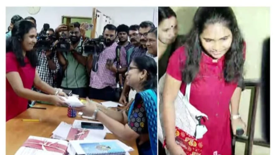  വയനാട് ഉരുൾപൊട്ടൽ ദുരന്തത്തിൽ ഉറ്റവരെയെല്ലാം നഷ്ട്ടപ്പെട്ട ശ്രുതി സർക്കാർ ജോലിയിൽ പ്രവേശിച്ചു