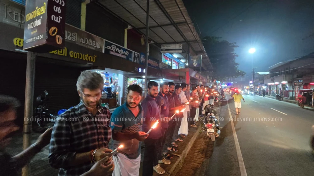  വൈദ്യുതി ചാർജ് വർദ്ധനവിനെതിരെ വ്യാപാരികൾ ഉള്ളിയേരിയിൽ പന്തം കൊളുത്തി പ്രകടനം നടത്തി