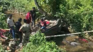 
                        ശബരിമല തീര്‍ത്ഥാടകരുടെ വാഹനം തോട്ടിലേക്ക് മറിഞ്ഞു