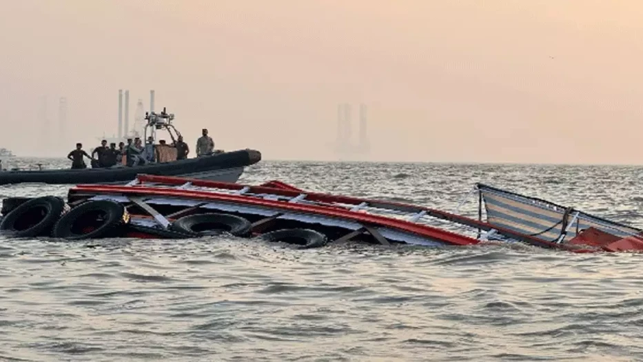 നേവി ബോട്ട് യാത്രാ ബോട്ടിലിടിച്ച് അപകടം