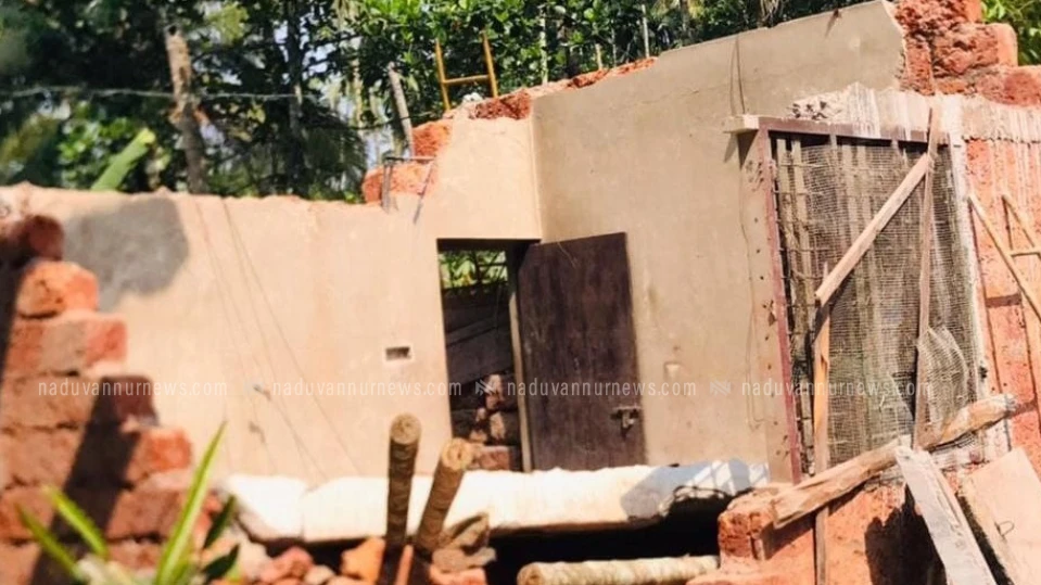 എളേറ്റില്‍ വട്ടോളിയില്‍ കോണ്‍ക്രീറ്റ് സ്ലാബിന് അടിയില്‍ കുടുങ്ങി ബംഗാള്‍ സ്വദേശിയായ തൊഴിലാളി മരിച്ചു