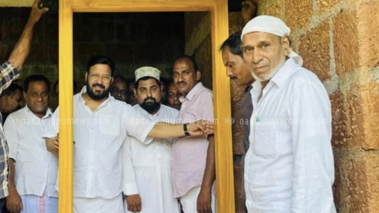 വാളൂർ ശാഖ മുസ്ലിം ലീഗ്, കെഎംസിസി പണി പൂർത്തിയാക്കി നൽകുന്ന വീടിന്റെ കട്ടിലവെക്കൽ കർമ്മം നടന്നു 